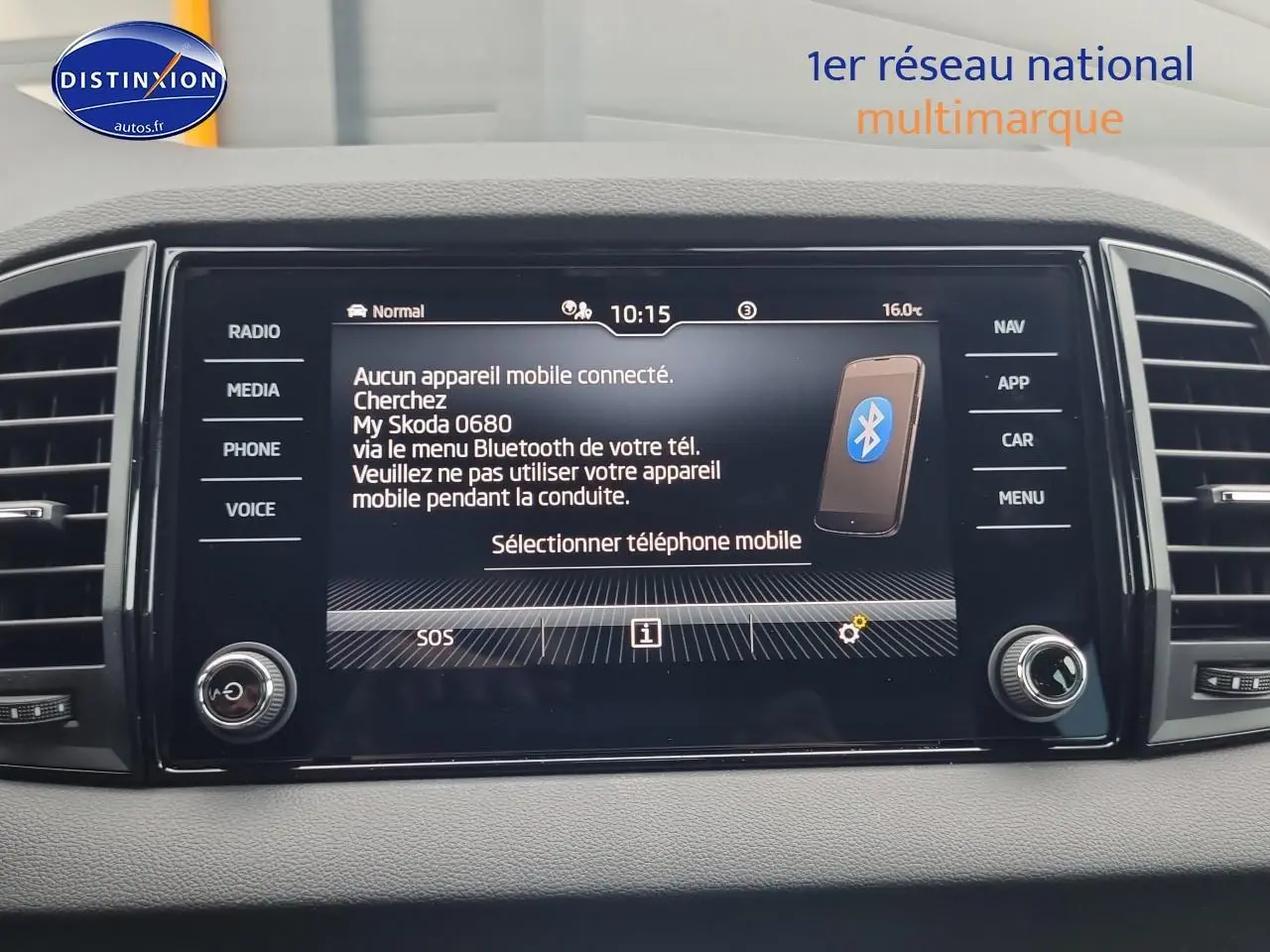 Écran tactile central du tableau de bord du Skoda Karoq noir, affichant le menu Bluetooth et les options multimédia.