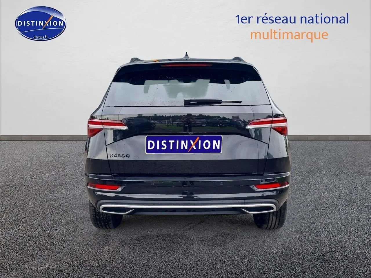 Vue arrière d’un Skoda Karoq noir 2025 avec feux arrière LED et double sortie d’échappement chromée.