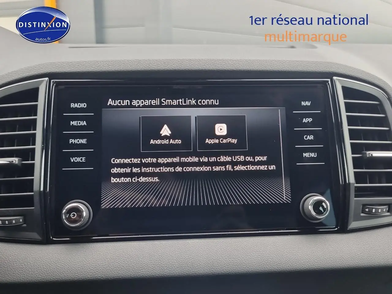 Écran tactile central du Skoda Karoq noir 2025 affichant options Android Auto et Apple CarPlay.