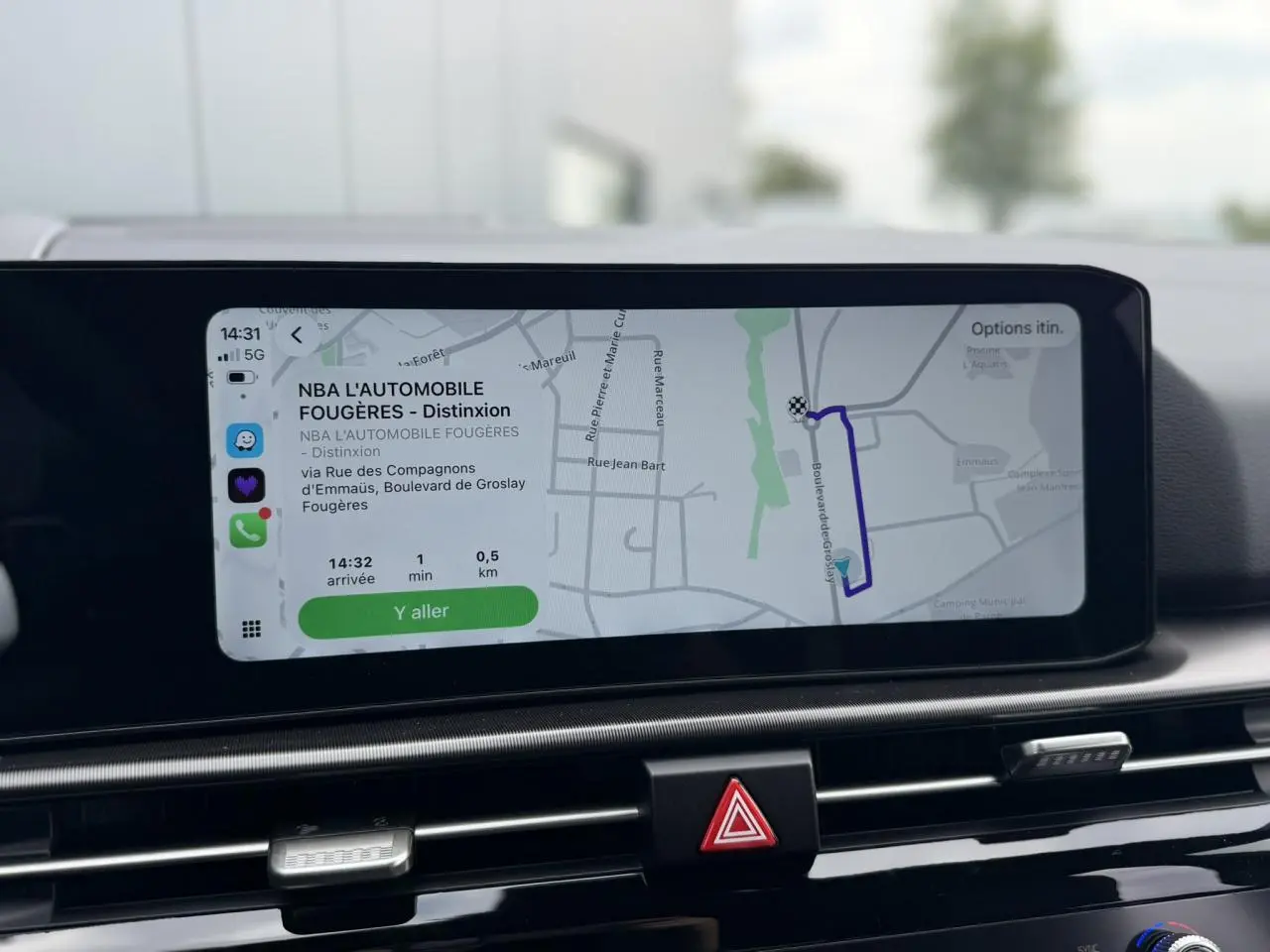Écran tactile 12,3'' affichant la navigation GPS dans l'habitacle du Kia Sportage gris lunaire 2026.