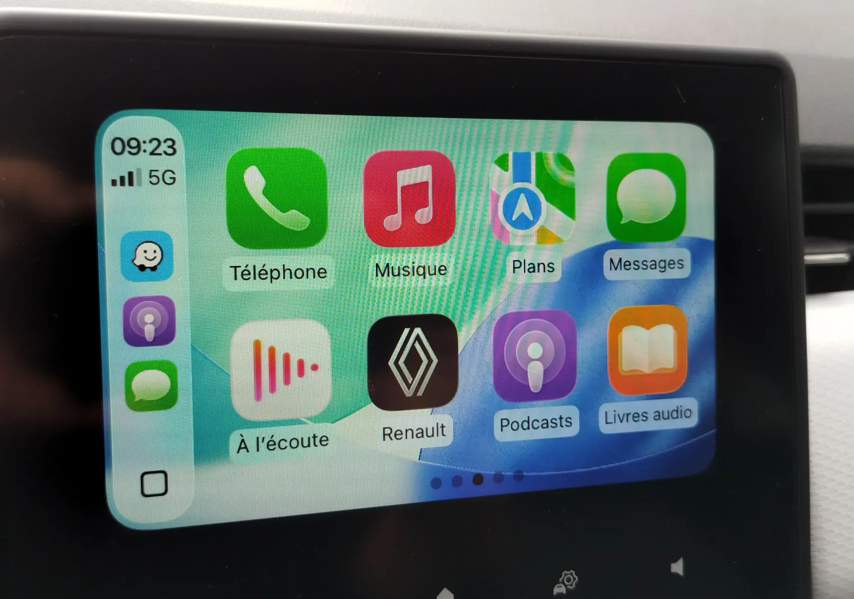 Écran tactile intérieur de Renault Clio 2023 affichant les applications téléphone, musique, plans et messages.