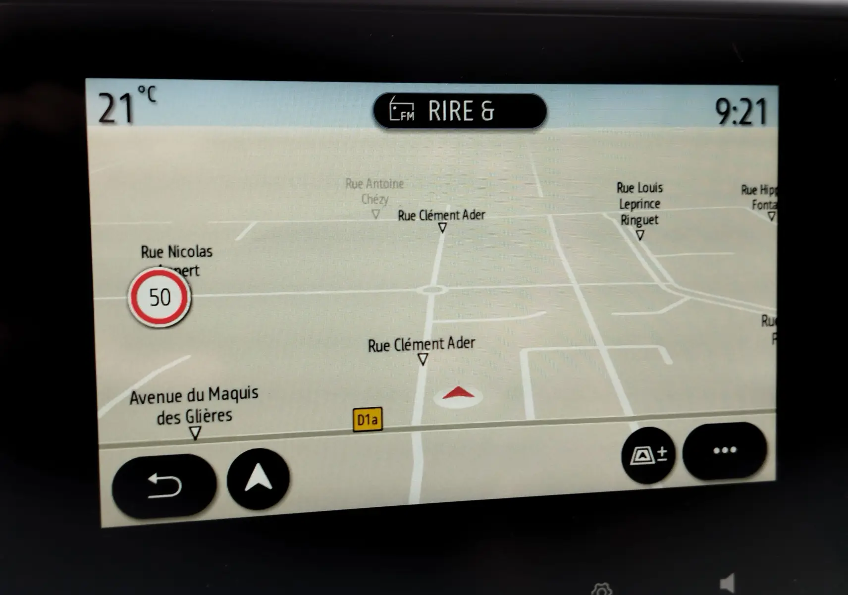 Écran de navigation GPS de Renault Clio 2023 montrant une carte avec indication de vitesse à 50 km/h.