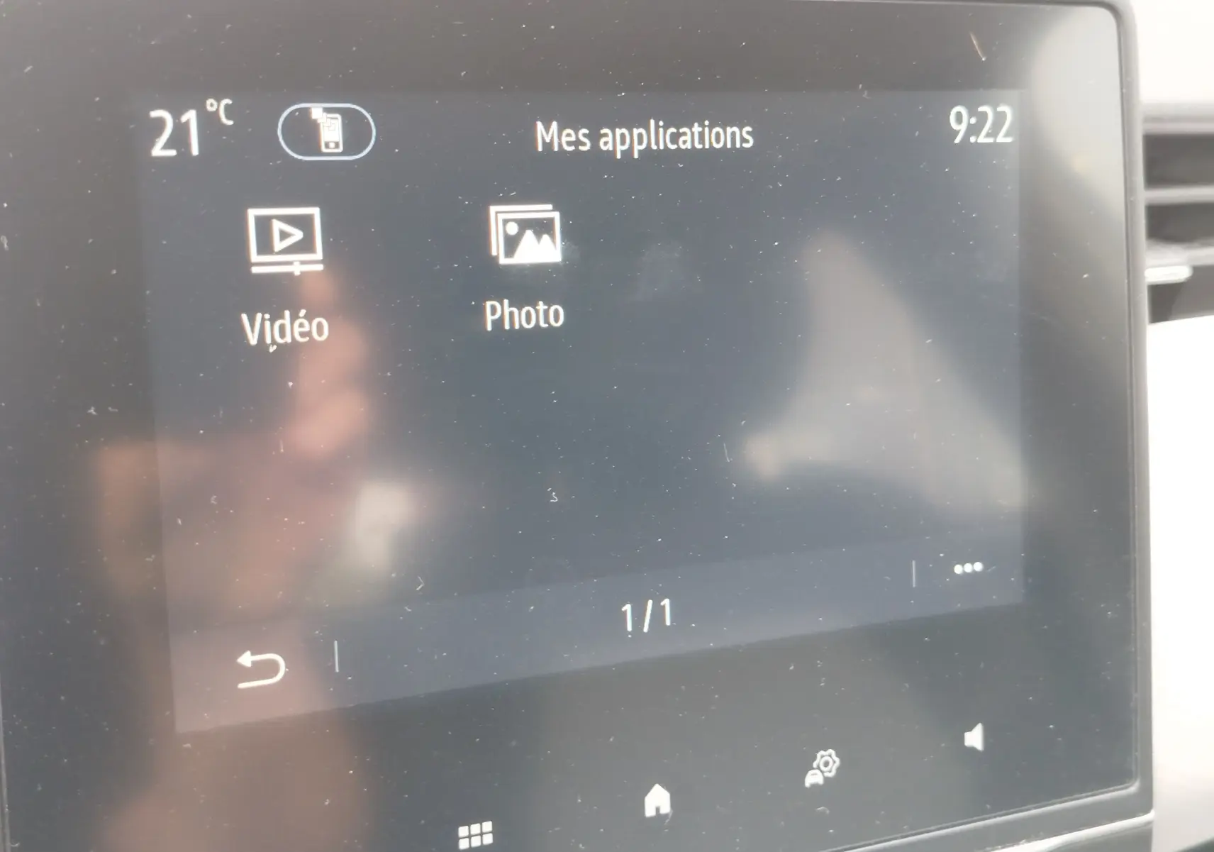 Écran tactile intérieur de la Renault Clio 2023 affichant les applications Vidéo et Photo, avec une interface sombre.