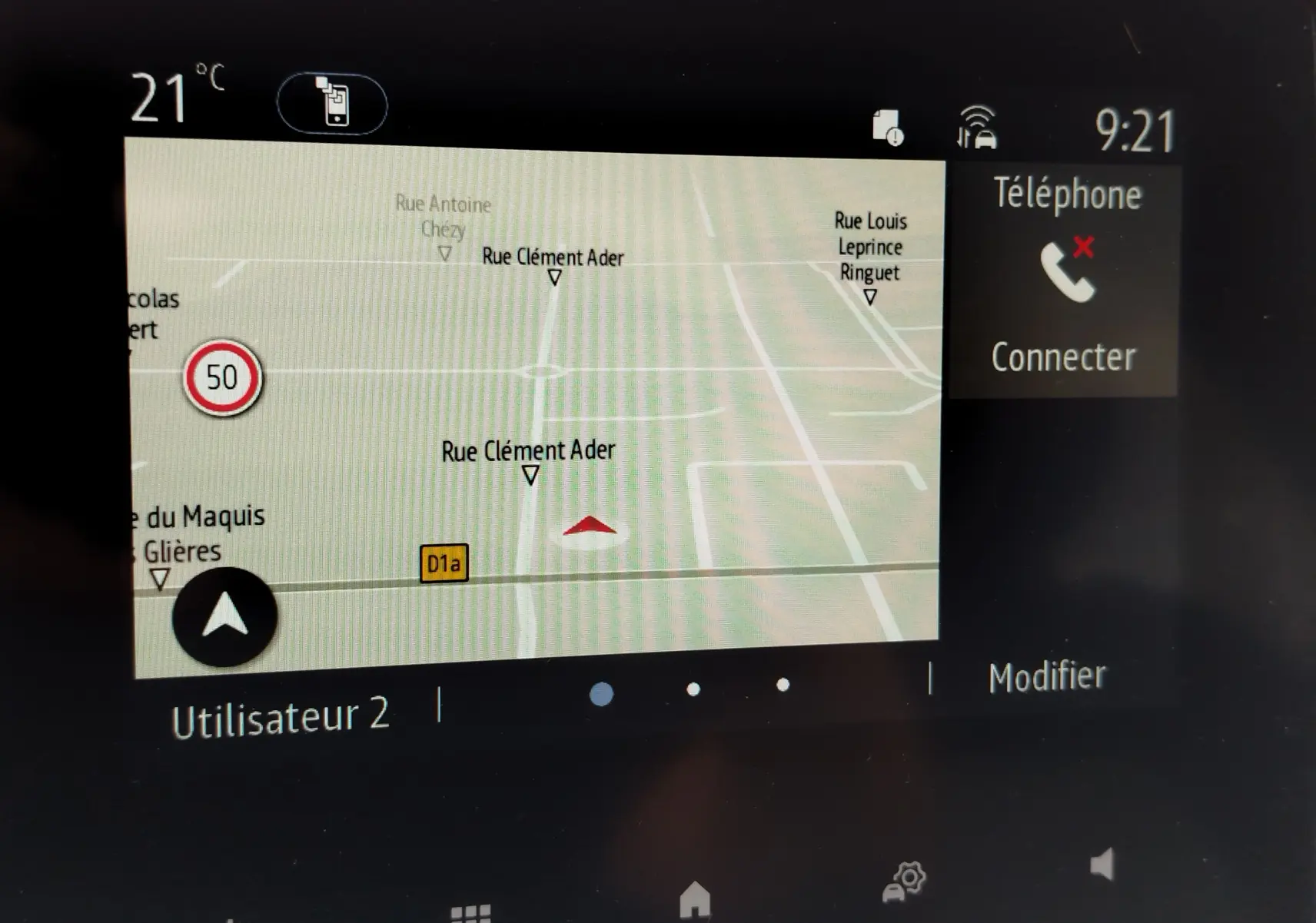 Écran tactile du système de navigation et multimédia de la Renault Clio 2023, affichant une carte et options téléphone.