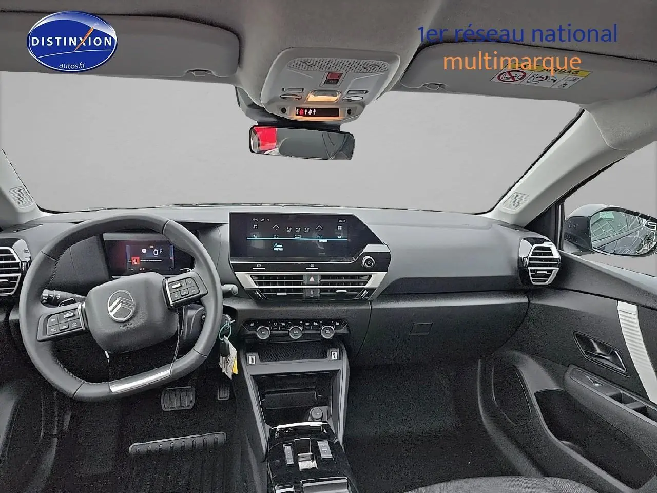 Intérieur de la Citroën C4 1.2 hybride 136 plus 2025, vue frontale du tableau de bord et volant cuir noir.