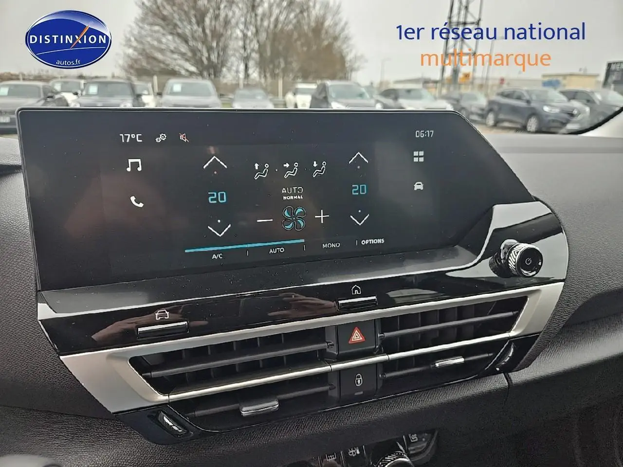 Tableau de bord de Citroën C4 1.2 hybride 136 plus 2025 avec écran tactile et aérateurs centraux noirs.