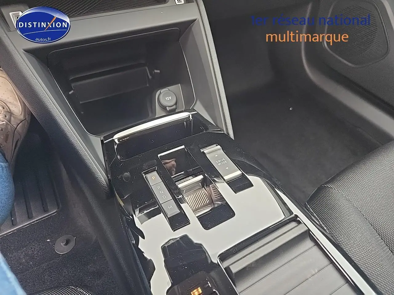 Console centrale brillante avec levier de vitesses automatique et bouton Drive Mode dans une Citroën C4 Bleu Eclipse 2025.