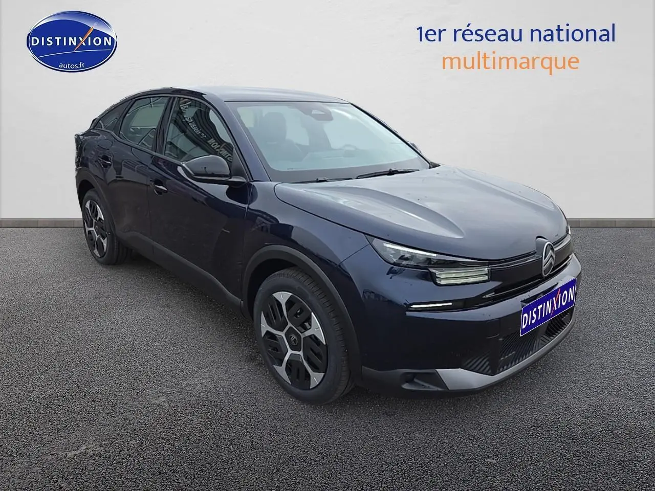 Citroën C4 1.2 hybride 136 plus bleu eclipse vue 3/4 avant avec jantes distinctives et calandre noire.