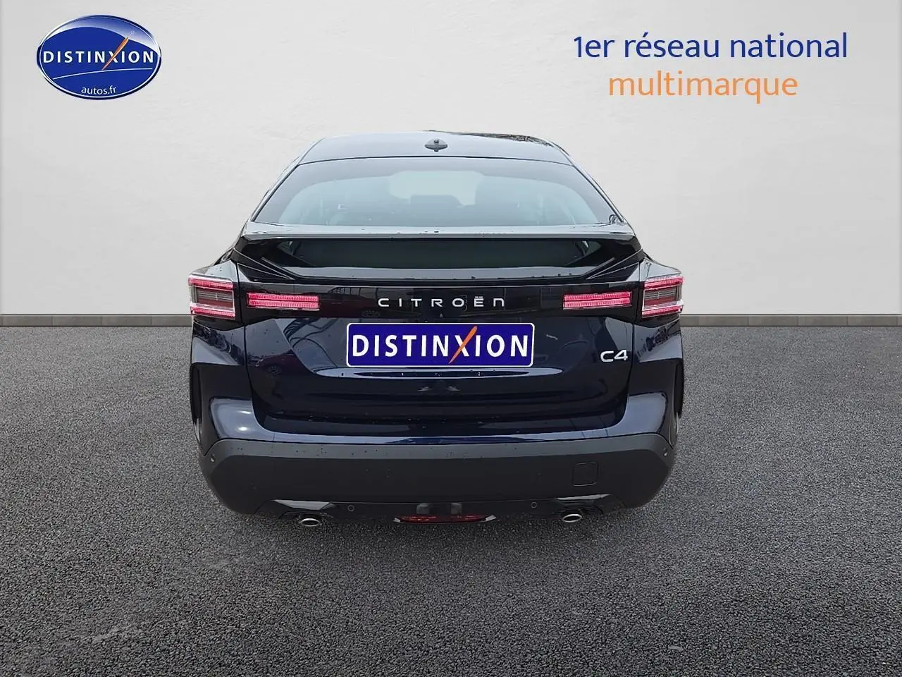 Vue arrière d'une Citroën C4 1.2 hybride 136 plus en bleu eclipse avec feux LED et double sortie d'échappement.