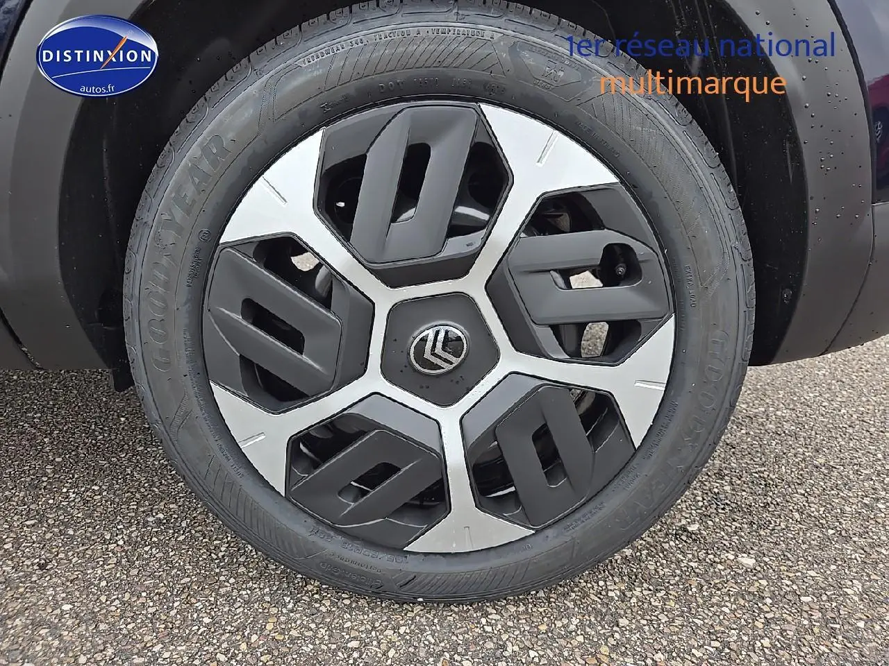 Gros plan sur la roue avant gauche avec jante noire et argentée du Citroën C4 bleu eclipse 2025 hybride.