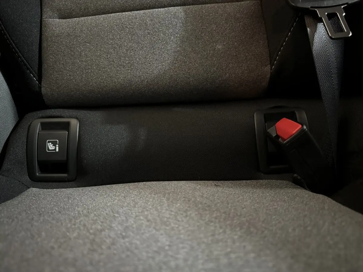 Gros plan sur la banquette arrière grise de la Renault Clio Evolution Blue dCi 100, avec ceinture et fixation Isofix visible.