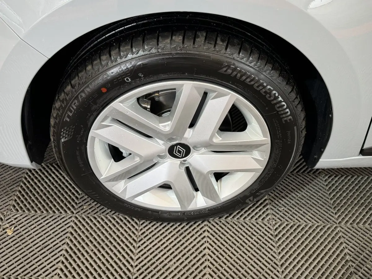 Gros plan sur la roue avant droite gris clair de la Renault Clio Evolution Blue dCi 100 avec jante moderne et pneu Bridgestone.