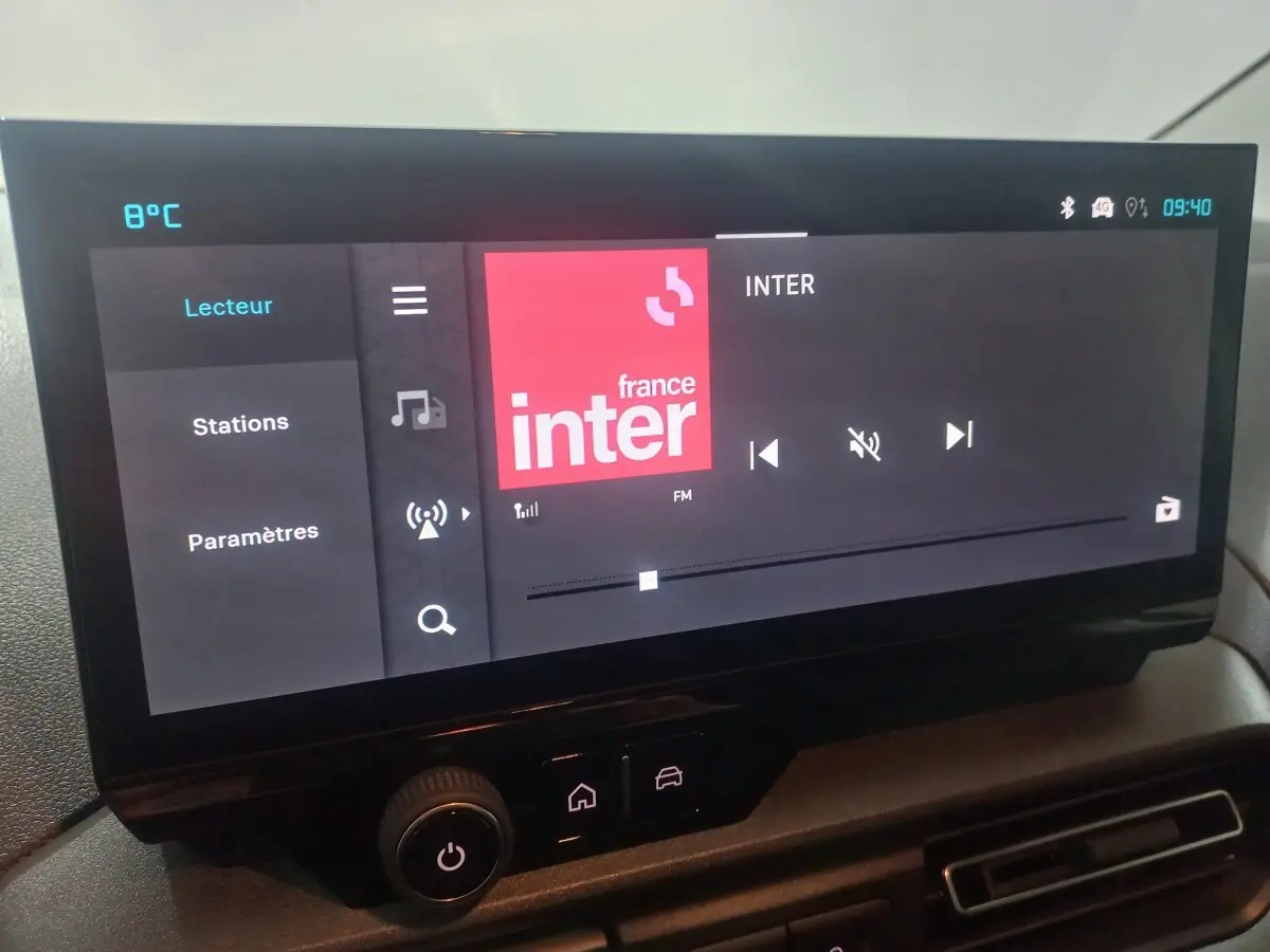 Écran tactile central du Citroën Berlingo blanc 2025 affichant la radio France Inter, vue intérieure rapprochée.