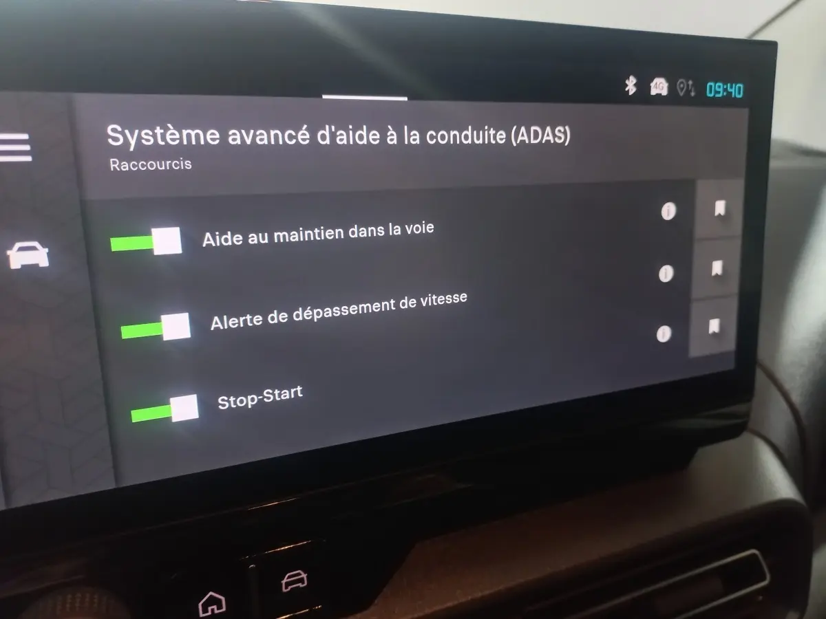 Écran tactile intérieur du Citroën Berlingo XL blanc 2025 affichant les aides à la conduite ADAS.