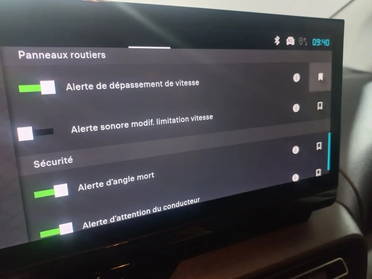 Écran tactile intérieur du Citroën Berlingo XL blanc 2025 affichant les alertes de sécurité et panneaux routiers.