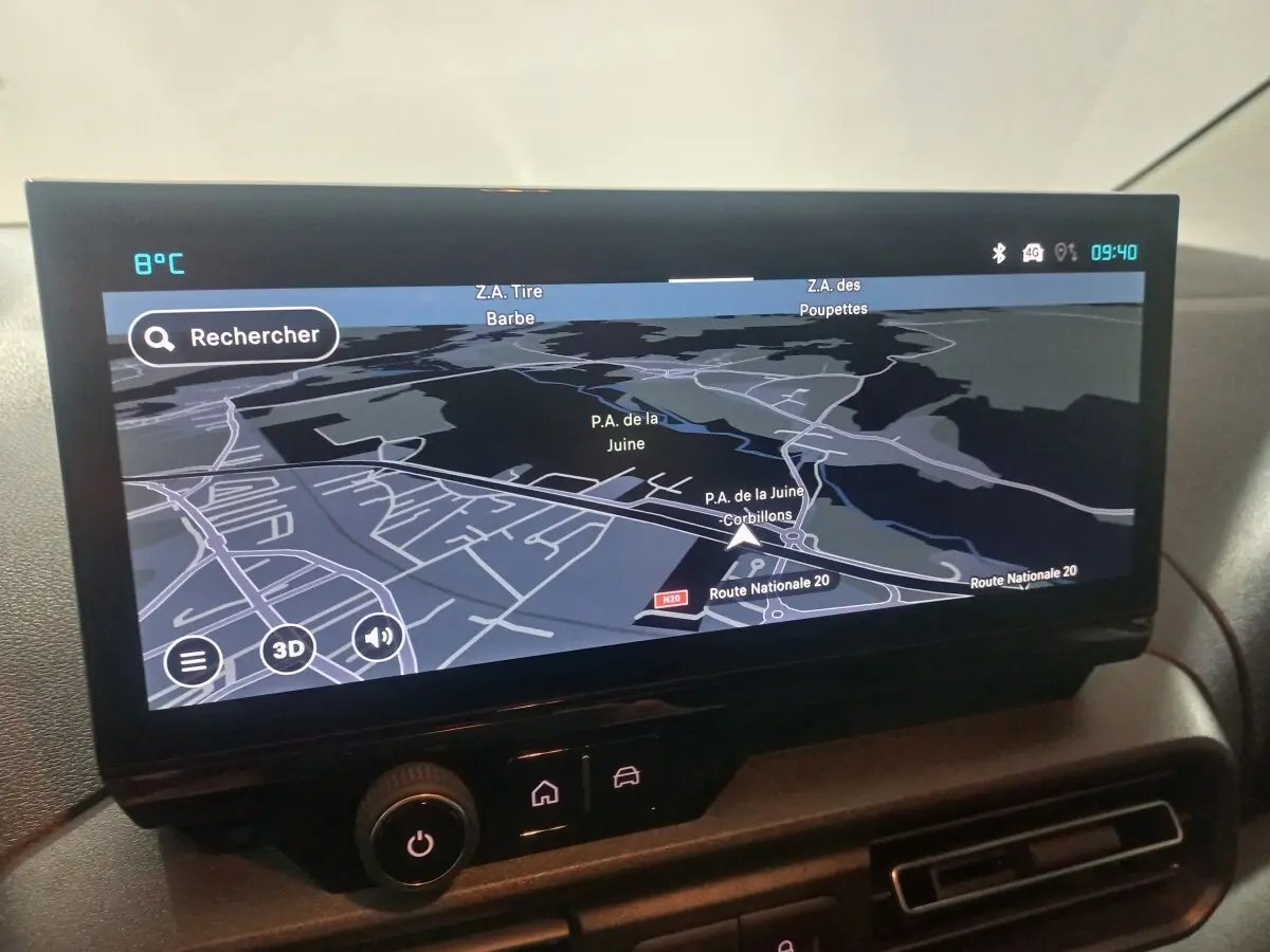 Écran tactile intérieur du Citroën Berlingo 2025 affichant une carte de navigation en mode 3D.