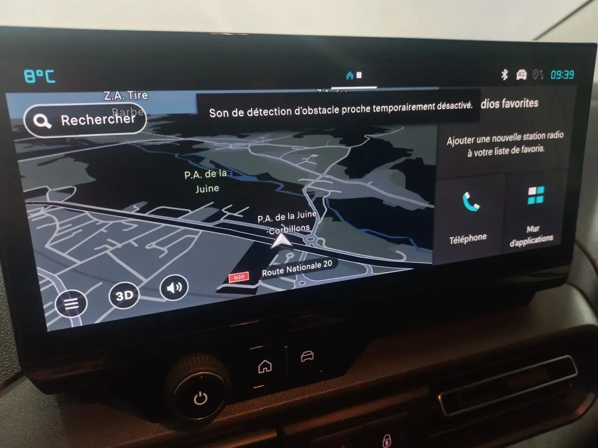 Écran tactile de navigation du Citroën Berlingo XL 2025 affichant une carte en mode 3D avec interface moderne.