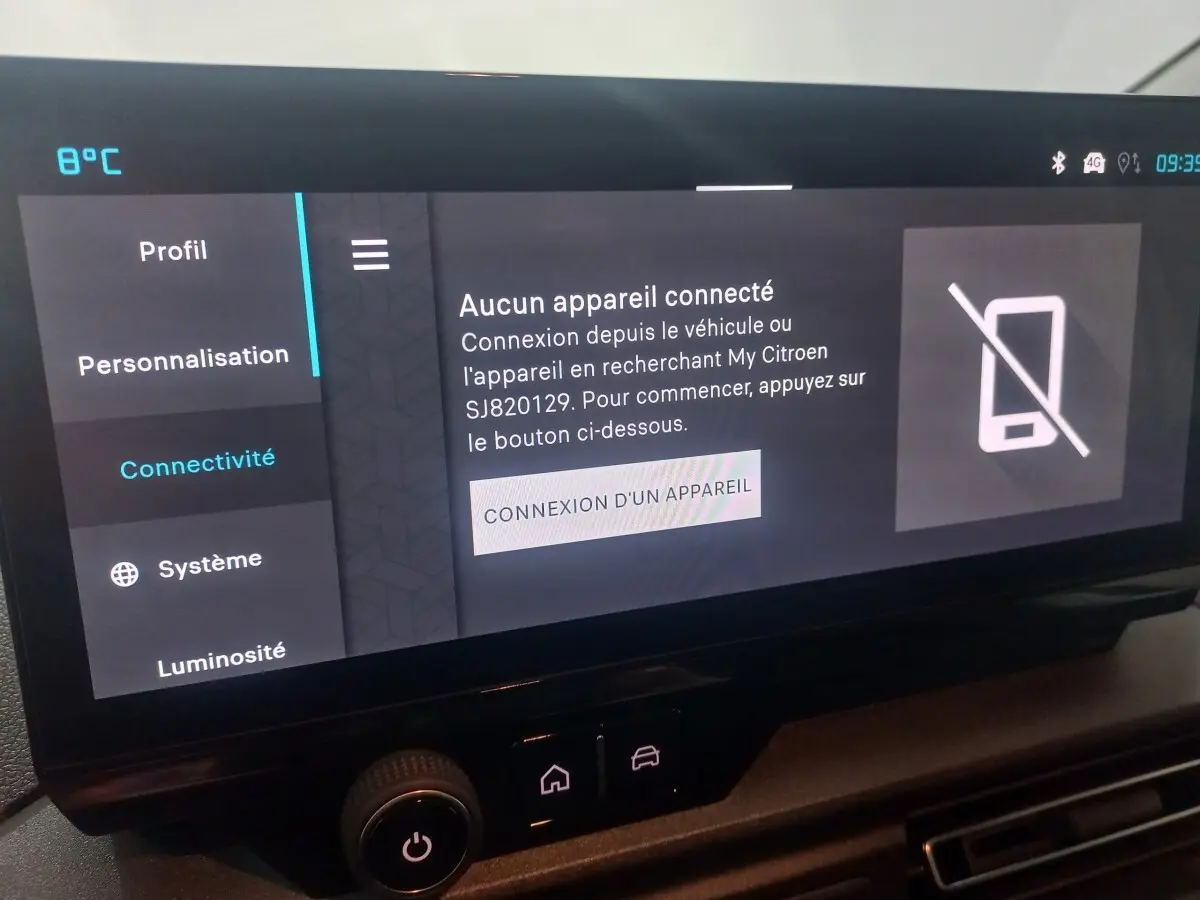 Écran tactile central du tableau de bord du Citroën Berlingo XL blanc, affichant le menu connectivité sans appareil connecté.