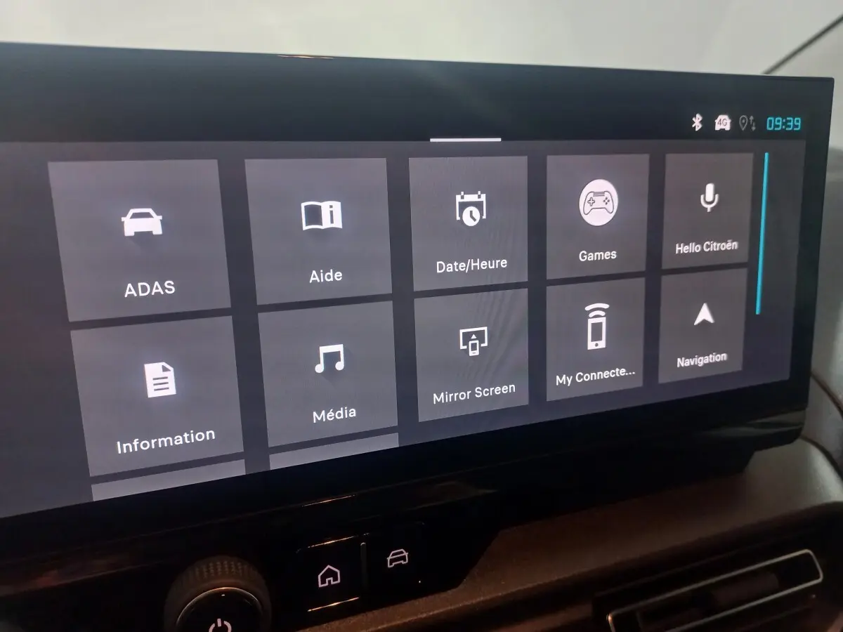 Écran tactile central du tableau de bord du Citroën Berlingo XL 2025 affichant les options multimédia et assistance.
