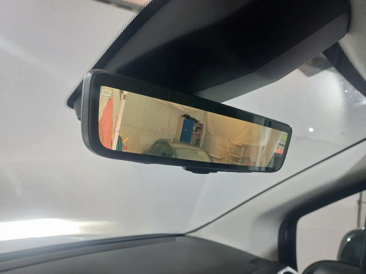 Rétroviseur intérieur numérique du Citroën Berlingo XL blanc, vue rapprochée côté conducteur avec affichage caméra.