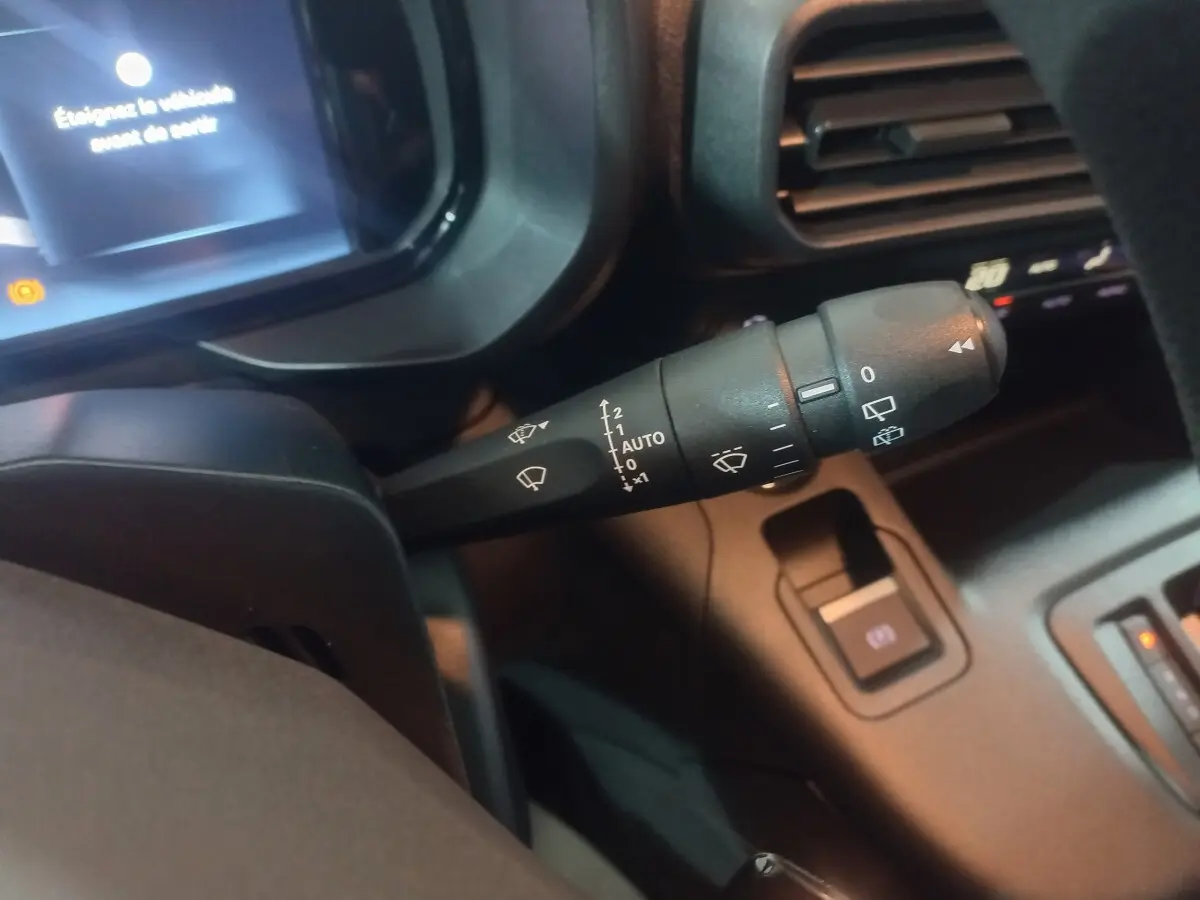 Gros plan sur la commande des essuie-glaces dans l’habitacle noir du Citroën Berlingo XL 2025.