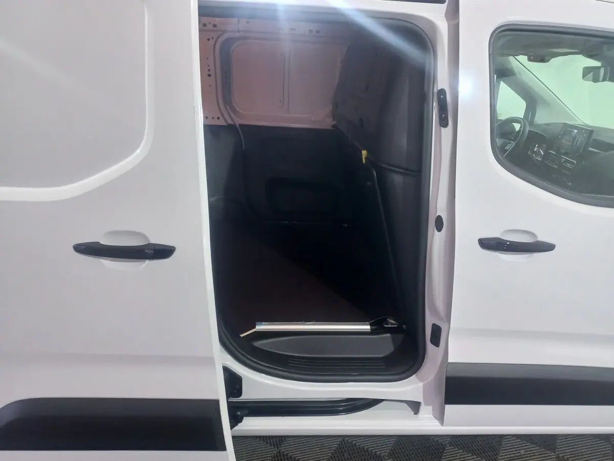 Vue latérale gauche du Citroën Berlingo XL blanc avec porte coulissante ouverte montrant l’espace de chargement vide.