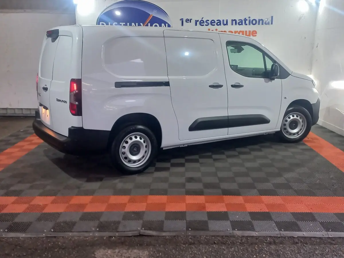 Vue de profil côté droit d'un Citroën Berlingo XL blanc utilitaire avec portes latérales pleines et jantes acier.