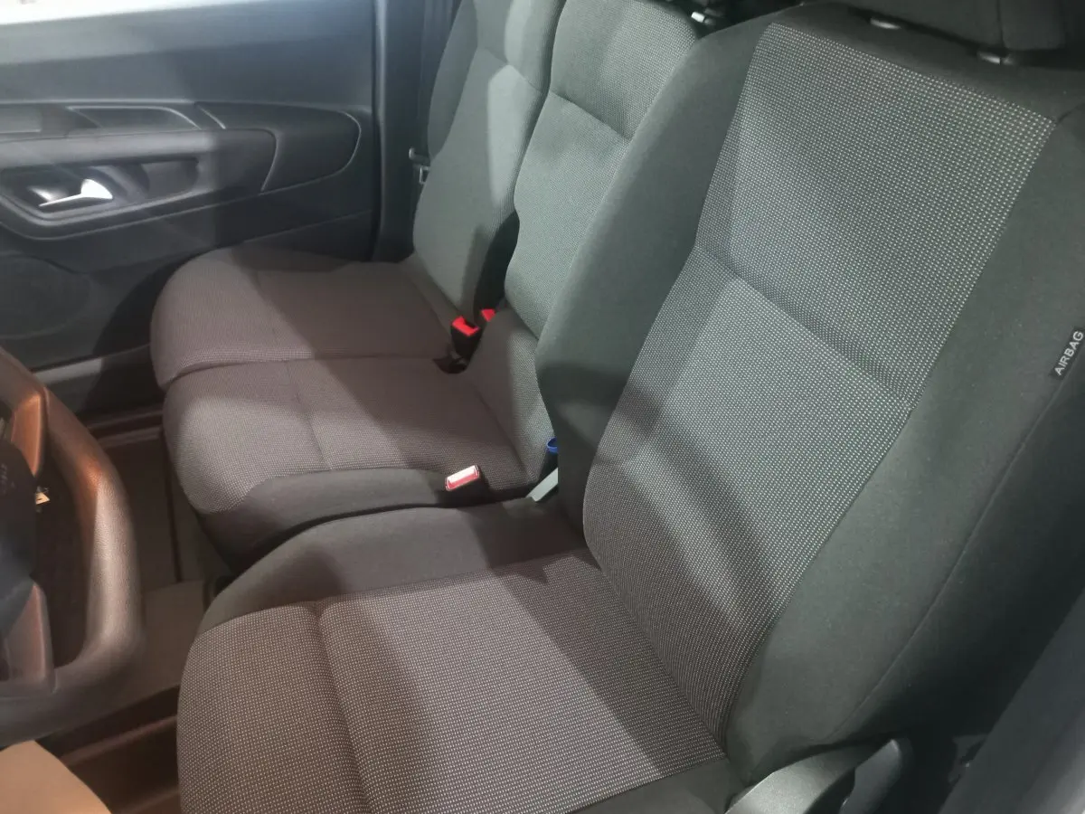 Vue intérieure rapprochée des sièges avant gris foncé du Citroën Berlingo XL 2025, avec ceinture de sécurité visible.
