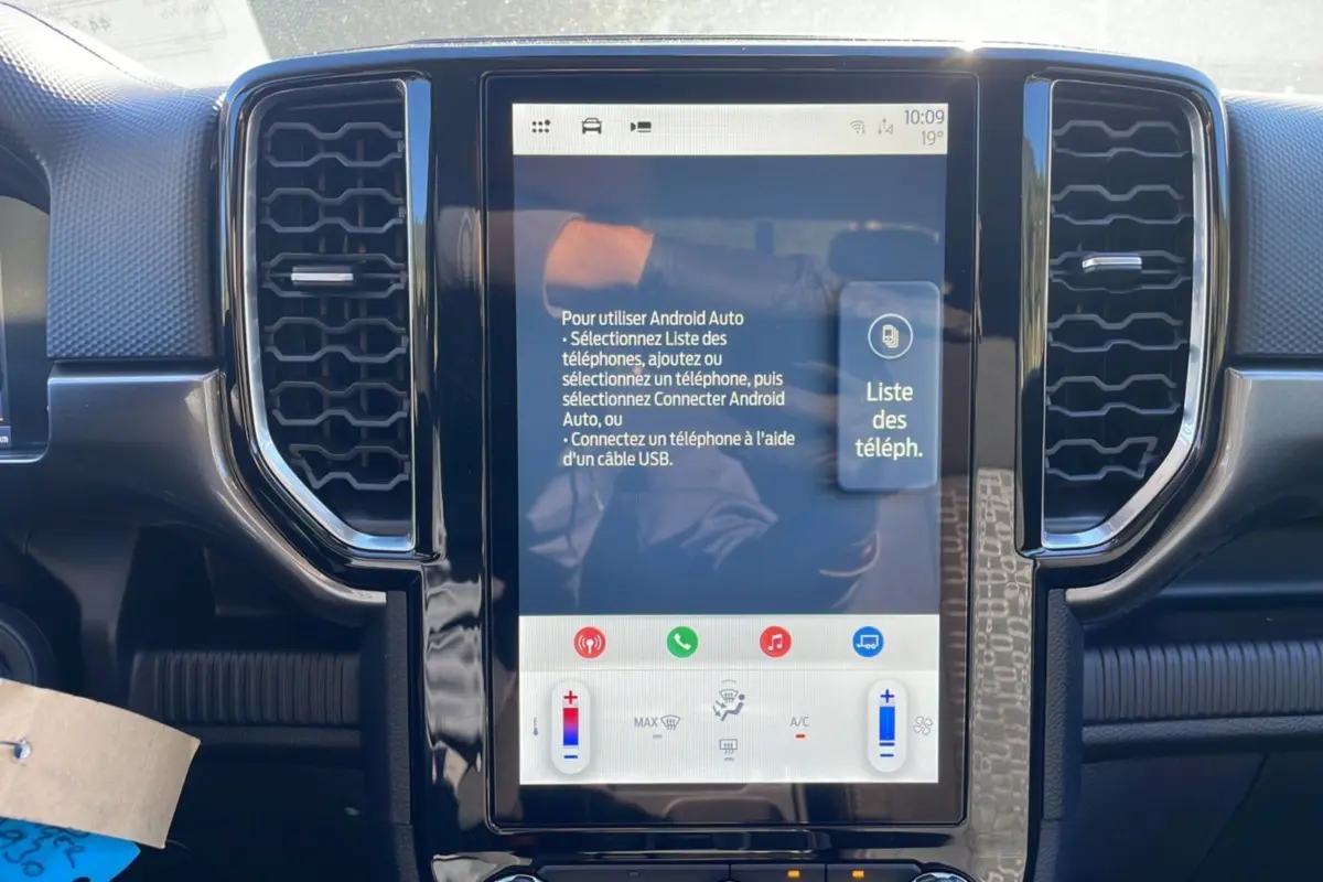 Vue rapprochée de l’écran tactile central du Ford Ranger 2025, avec commandes climatisation et Android Auto affiché.