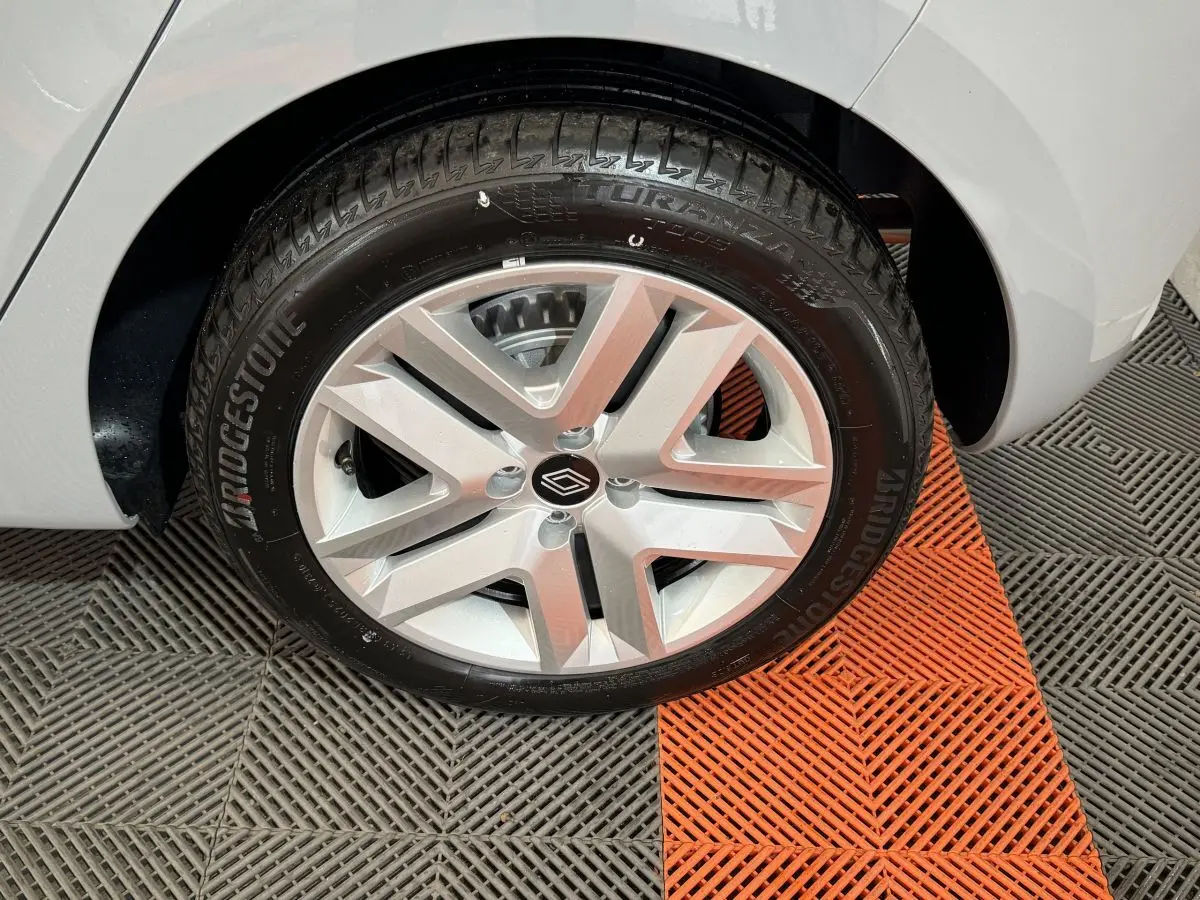 Gros plan sur la roue avant droite de la Renault Clio gris clair, avec jante alliage et pneu Bridgestone.