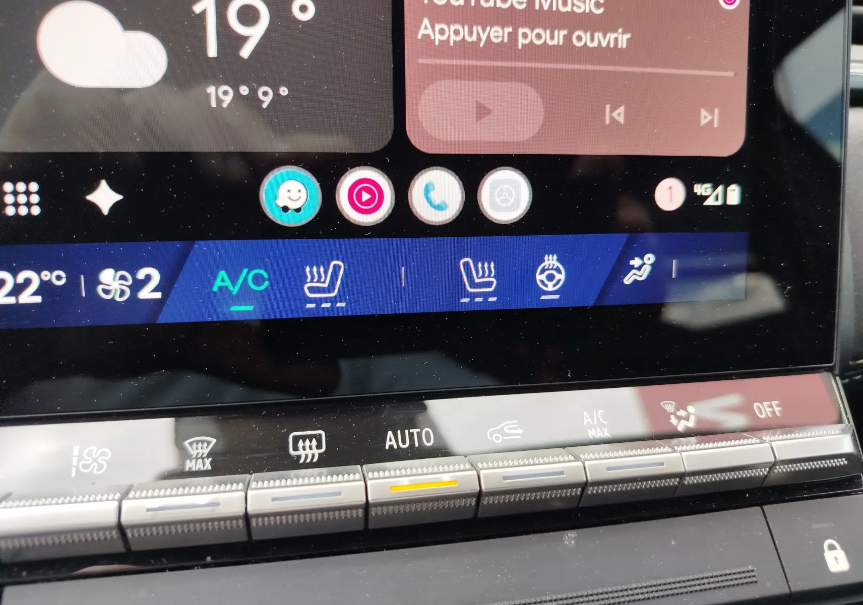 Gros plan sur l'écran tactile et les commandes de climatisation du Renault Symbioz 2025 en bleu Iron Metal.