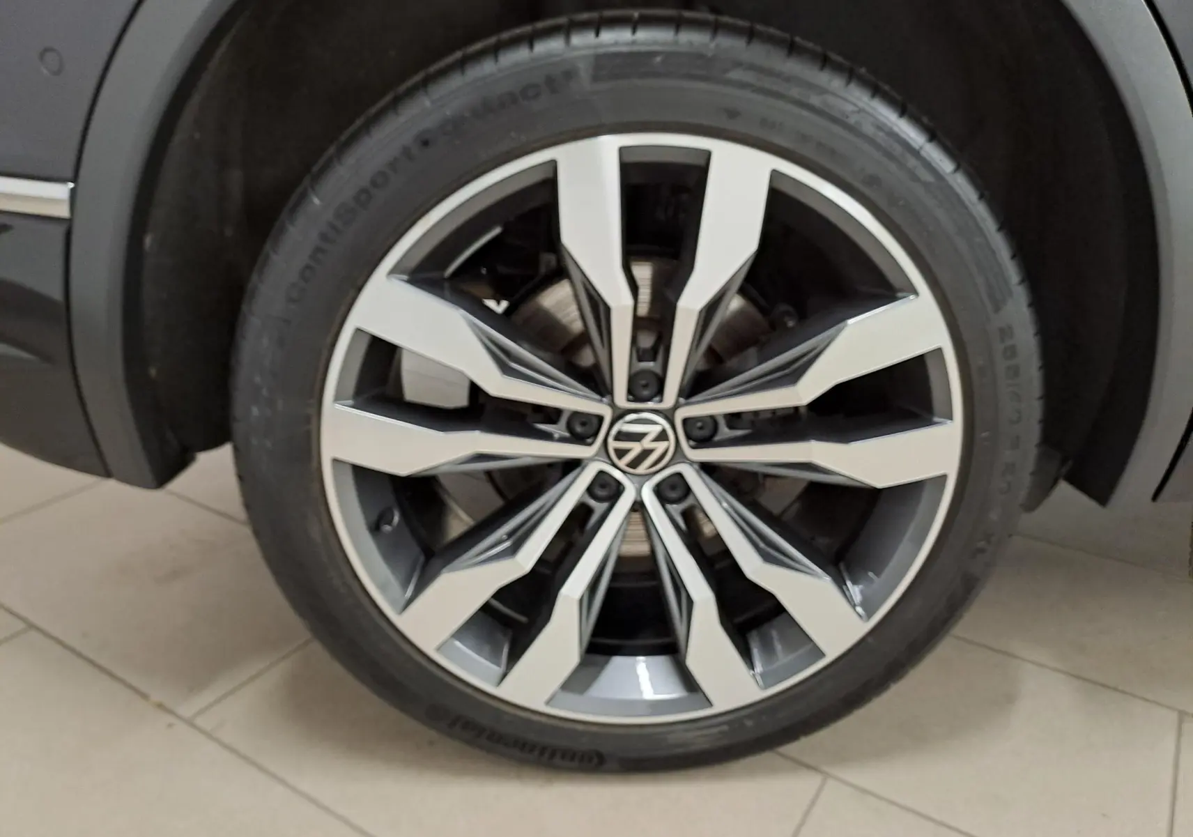 Gros plan sur la jante alliage 20'' Suzuka du Volkswagen Tiguan 1.4 eHybrid noir intense nacré, avec pneu Continental.