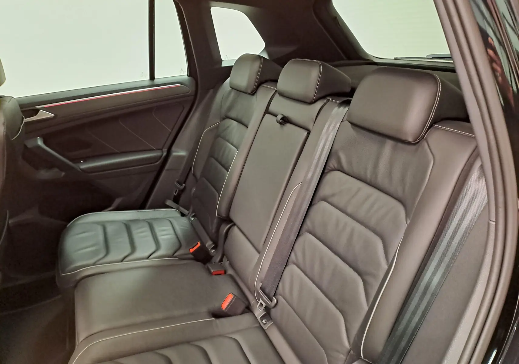 Vue intérieure côté droit des sièges arrière en cuir noir du Volkswagen Tiguan 1.4 eHybrid 2023 avec finitions R-Line.
