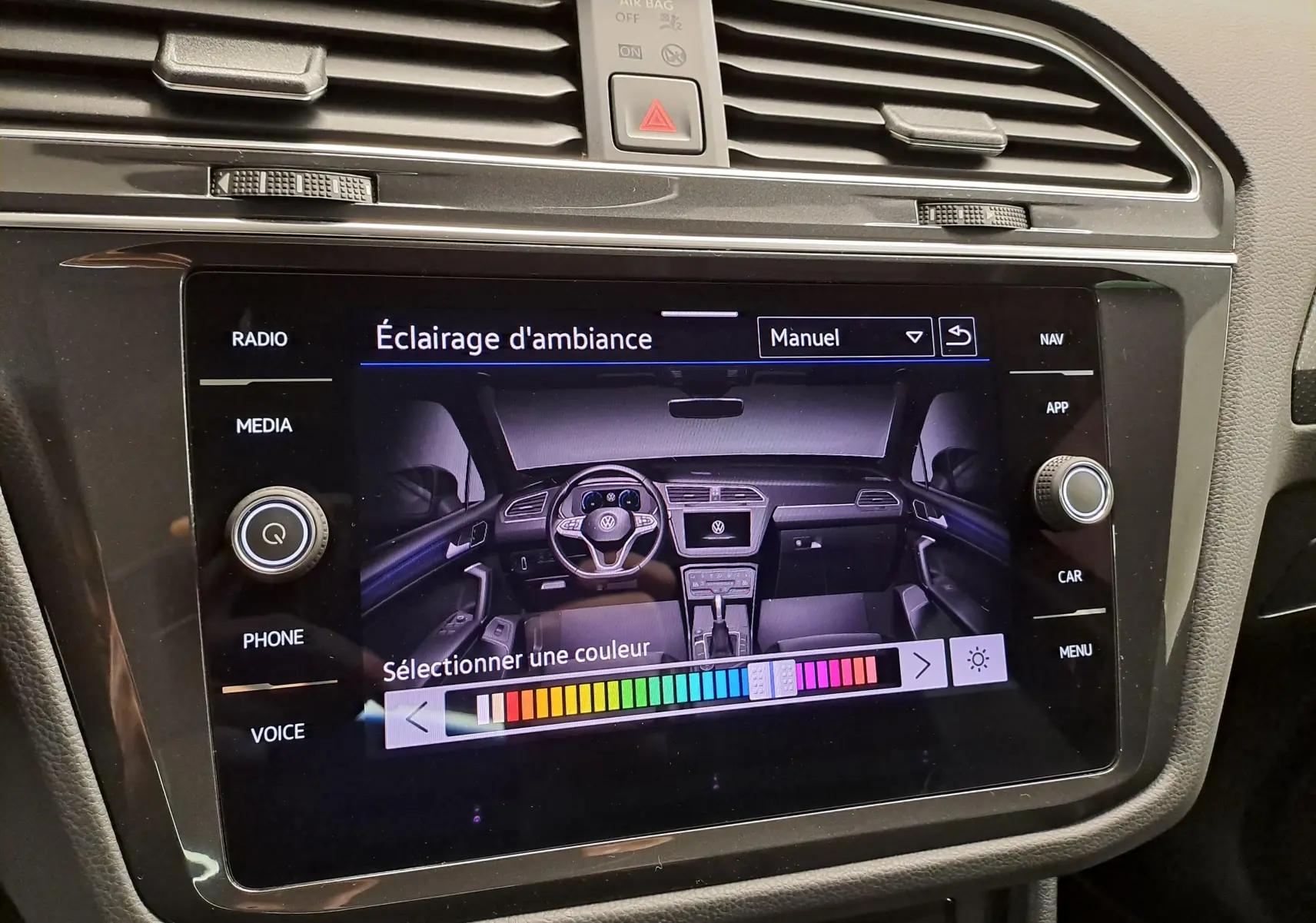Écran tactile central du Volkswagen Tiguan 2023 affichant le réglage manuel de l'éclairage d'ambiance intérieure.
