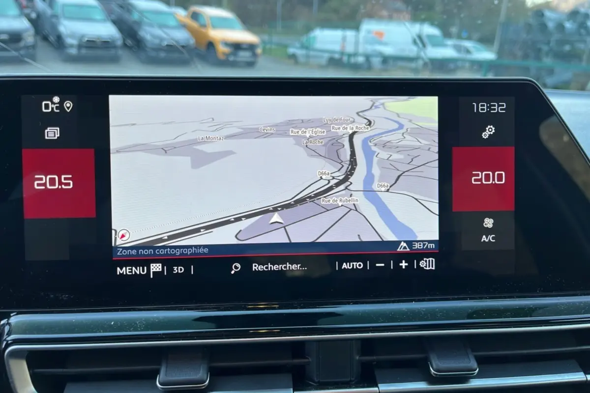 Écran tactile central du tableau de bord du Citroën C5 Aircross Hybrid blanc, affichant la navigation GPS et la climatisation.
