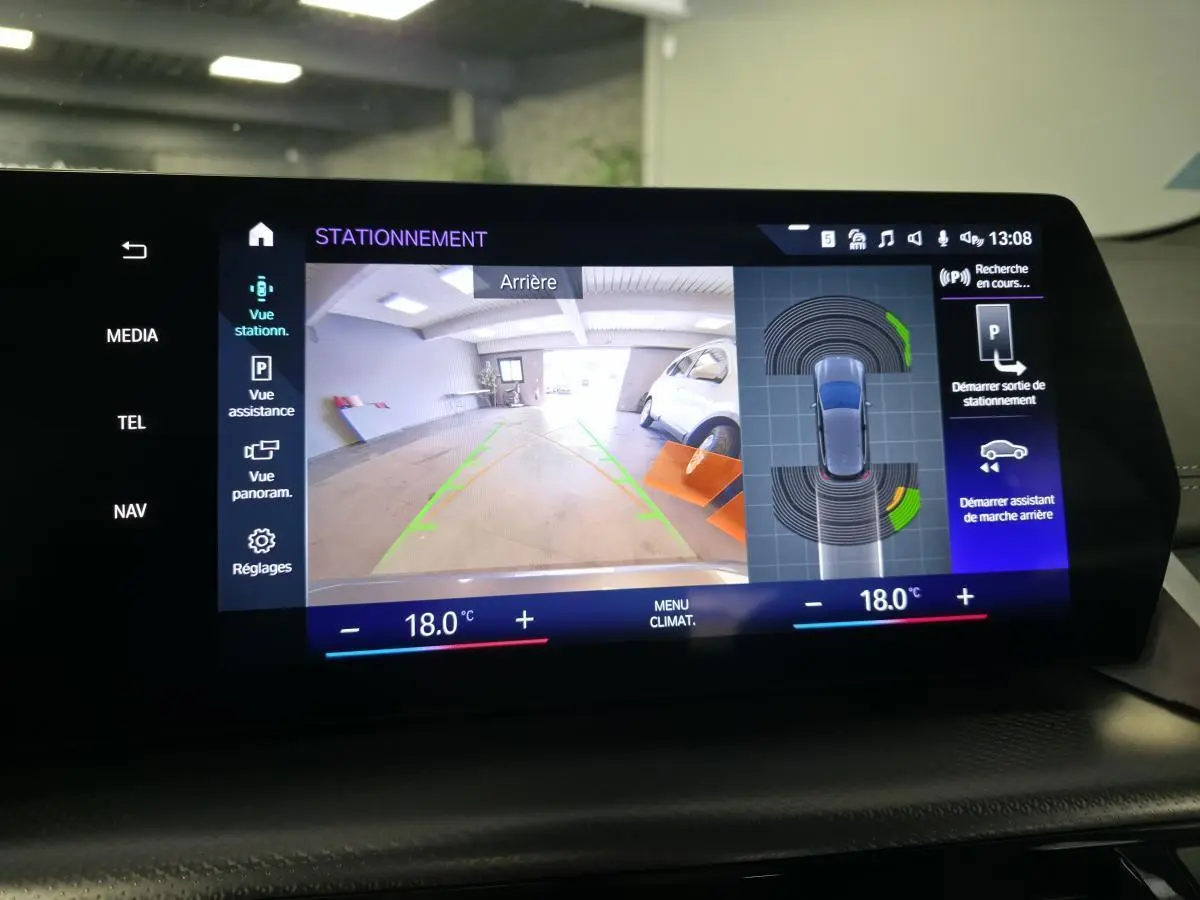 Vue arrière sur l'écran de la BMW Série 2 Active Tourer gris, avec caméra de recul et assistance au stationnement.