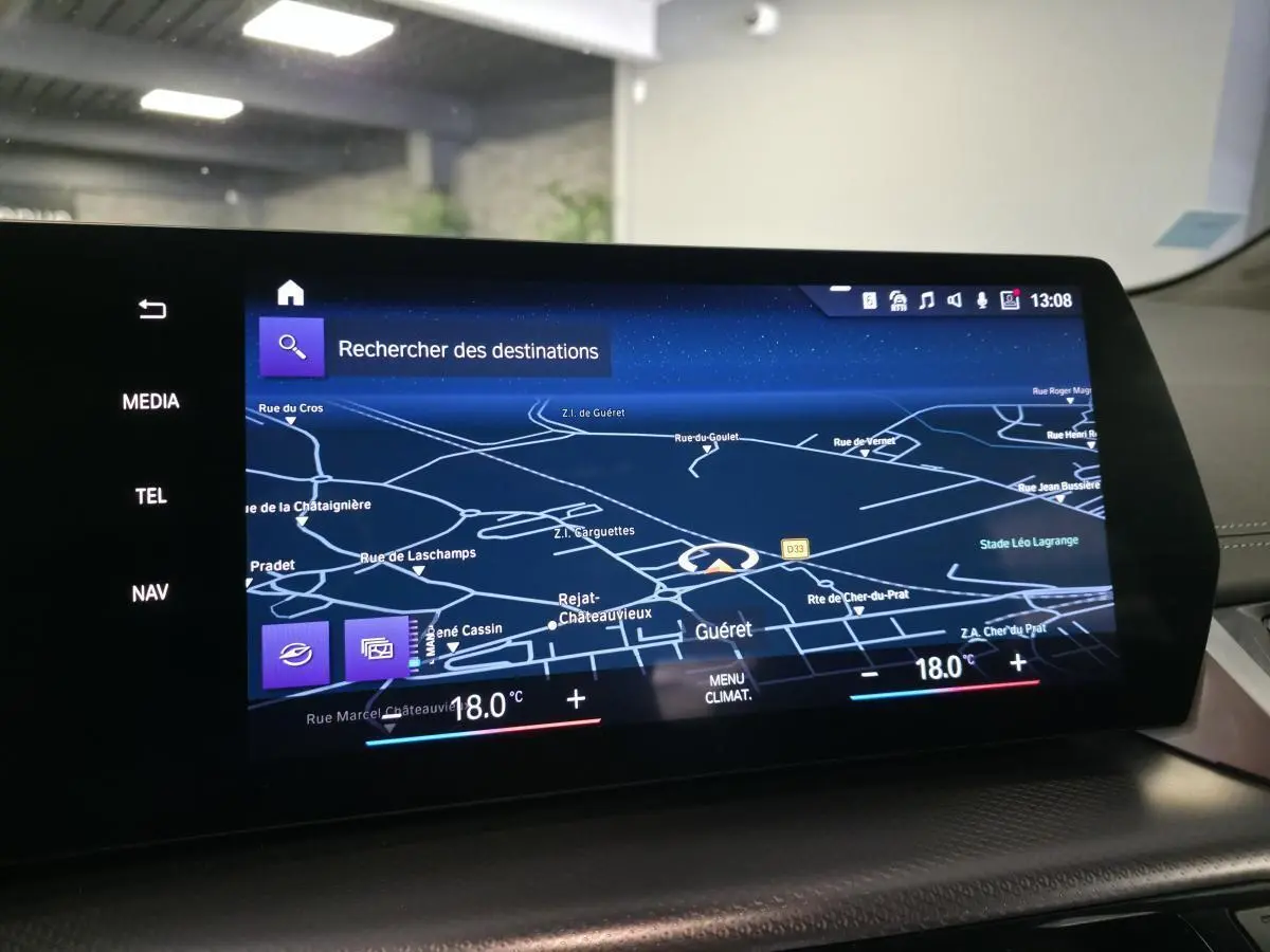 Écran tactile incurvé du système de navigation BMW Live Cockpit dans l’habitacle de la Série 2 Active Tourer 218i gris.