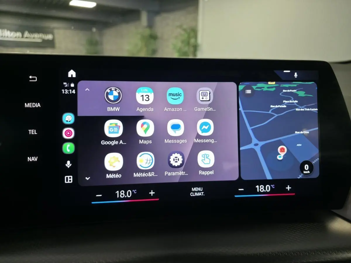 Écran tactile incurvé de la BMW Série 2 Active Tourer 218i 2023 affichant navigation et applications connectées.