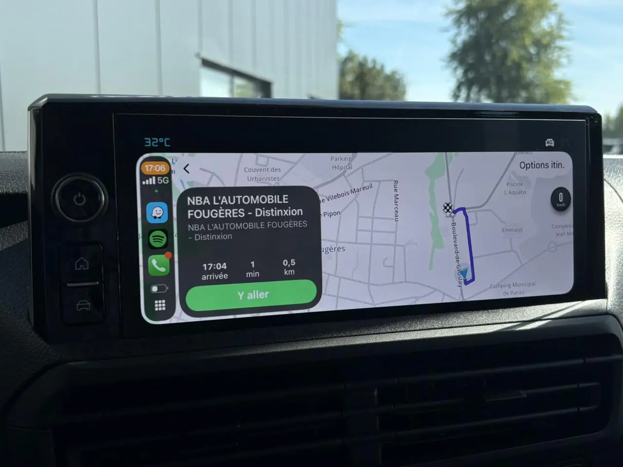 Écran tactile 10'' HD du Citroën Jumpy noir Perla affichant la navigation avec itinéraire et options connectées.