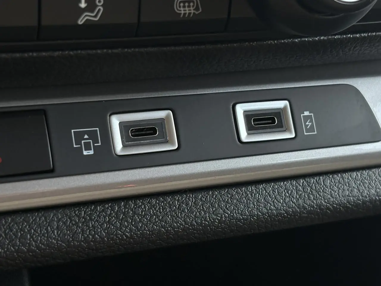Gros plan sur deux ports USB-C argentés intégrés dans la console noire du Citroën Jumpy Pack Look 2026.