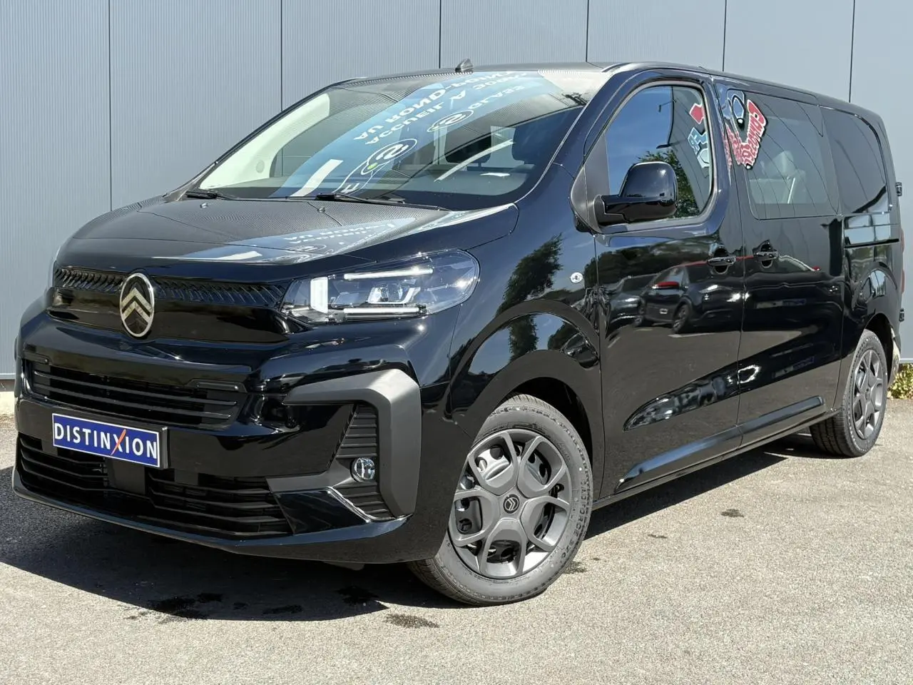 Vue 3/4 avant droite du Citroën Jumpy noir Perla avec jantes noires et détails du Pack Look extérieur.