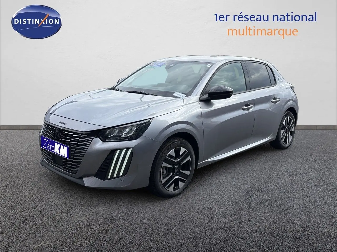 Peugeot 208 électrique gris Artense métal vue 3/4 avant droit, avec feux LED verticaux distinctifs et jantes stylisées.