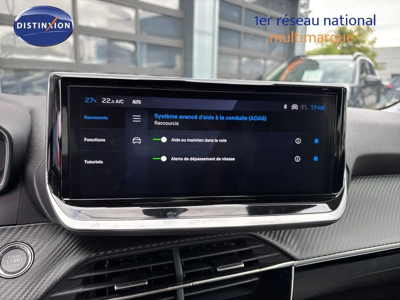 Écran tactile central affichant les aides à la conduite dans l’habitacle d’une Peugeot 208 électrique 2026.