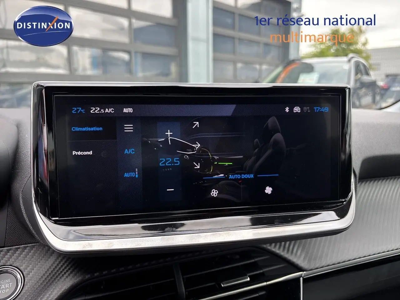 Vue intérieure centrée sur l'écran tactile de climatisation de la Peugeot 208 électrique gris Artense métal.