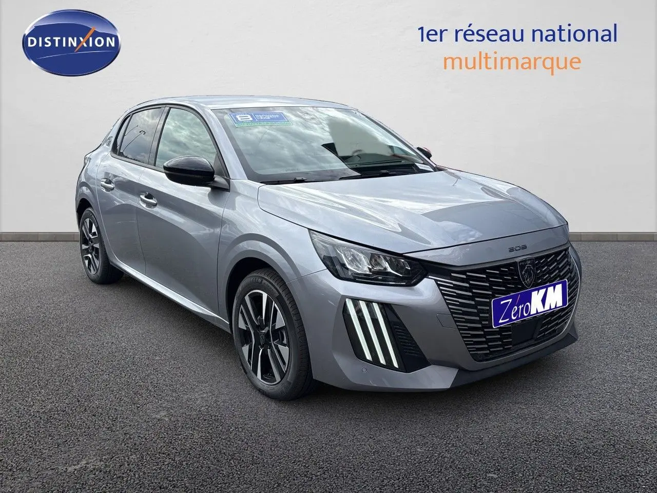 Peugeot 208 électrique gris Artense métal en 3/4 avant, mettant en valeur ses phares LED et sa calandre distinctive.