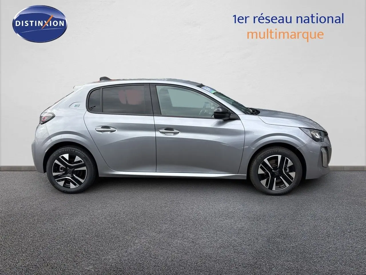 Profil côté gauche d'une Peugeot 208 électrique 136ch gris Artense métal avec jantes alliage noires et grises.