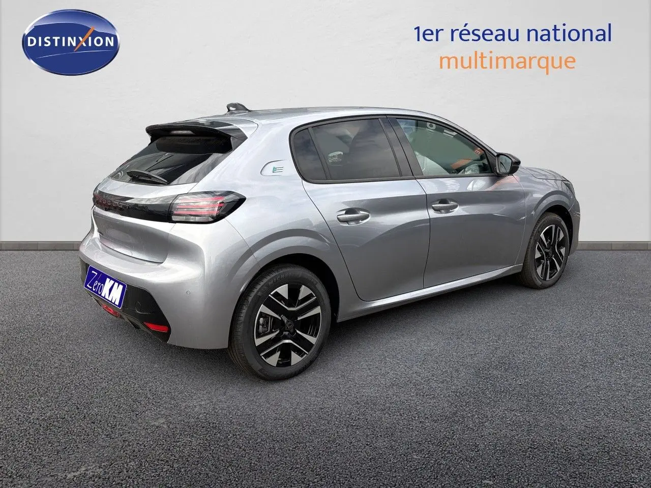 Peugeot 208 électrique gris Artense métal vue 3/4 arrière droit avec jantes noires et toit noir contrasté.