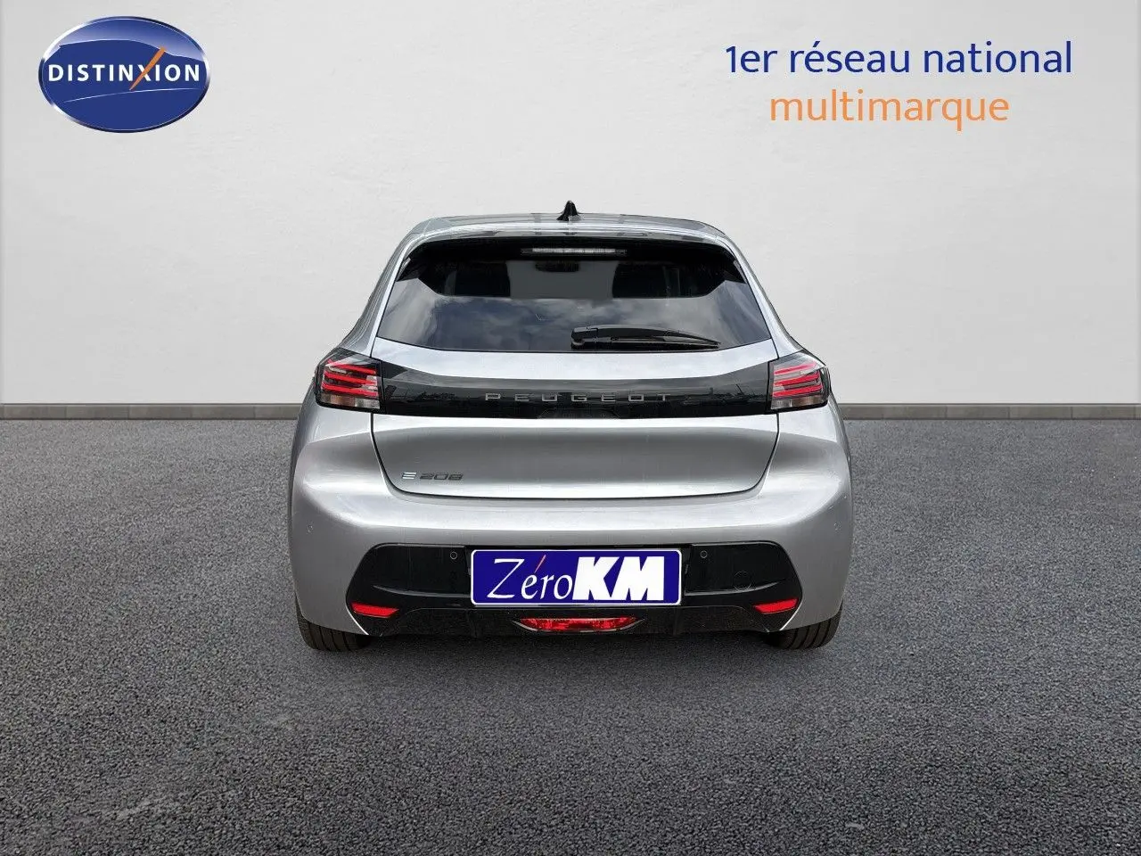 Vue arrière d'une Peugeot 208 électrique 136ch gris Artense métal avec feux LED et bande noire distinctive.