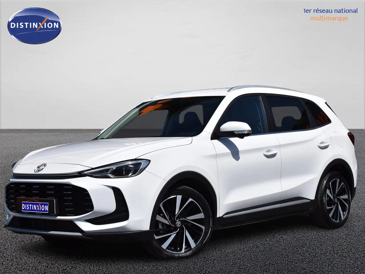MG ZS 2026 blanc en 3/4 avant droit avec jantes alliage 18 pouces et calandre noire distinctive.