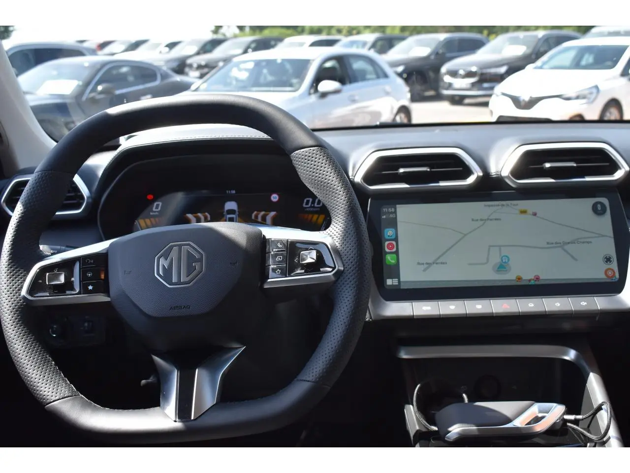Vue intérieure centrée sur le volant MG et l’écran tactile du tableau de bord du MG ZS blanc hybride 2026.